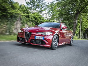 Alfa Romeo doet iets wat dealers en liefhebbers blij maakt (maar klimaatactivisten niet)