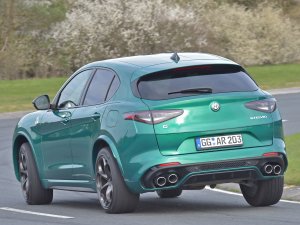 Alfa Romeo doet iets wat dealers en liefhebbers blij maakt (maar klimaatactivisten niet)