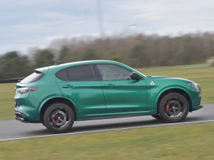 Test: Mercedes-AMG GLC 63 is beter en moderner dan Alfa Stelvio, maar laat het op één onderdeel afweten