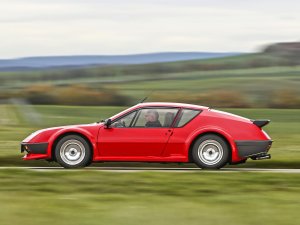 Voordat Ferrari een volgende elektrische auto ontwerpt, moet het even met dit merk bellen