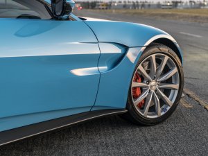 Deze gepantserde Aston Martin Vantage heeft echte James Bond-gadgets