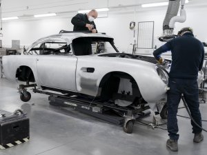 Aston Martin DB5 weer in productie, compleet met James Bond-gadgets