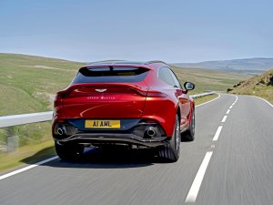 TEST - De chique Aston Martin DBX is 'fashionably late'