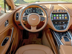 TEST - De chique Aston Martin DBX is 'fashionably late'