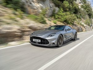 Aston Martin Vanquish (2025) test: elegante Brit laat zelfs Ferrari zweten