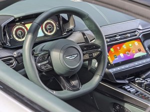 Aston Martin Vanquish (2025) test: elegante Brit laat zelfs Ferrari zweten