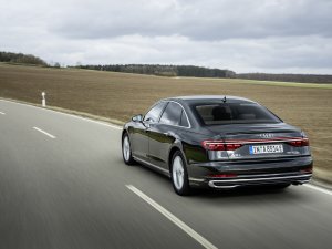 Eerste review: waarom Mercedes het feestje van de Audi A8 60 TFSI e Quattro verpest