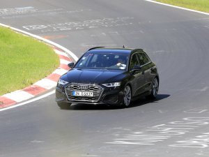 Schaamteloos: dikke Audi's spiernaakt over de Ring