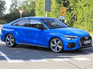 Schaamteloos: dikke Audi's spiernaakt over de Ring