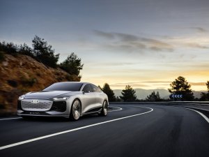 Elektrische Audi A6 E-Tron Concept projecteert videogames op de muur