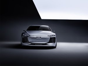 Elektrische Audi A6 E-Tron Concept projecteert videogames op de muur