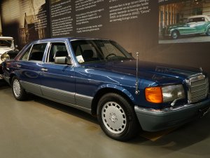 Waarom een koninklijke auto niet één, niet twee, maar drie kentekens heeft