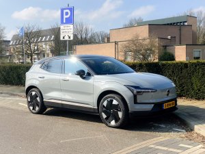 Autoverkopen juli 2024: Nederland blijft Tesla trouw, maar laat één merk keihard vallen