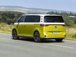 Test Volkswagen ID.Buzz LWB en GTX: zo bijten BMW-rijders zich stuk op en bestelbus