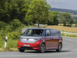 Test Volkswagen ID.Buzz LWB en GTX: zo bijten BMW-rijders zich stuk op en bestelbus