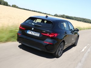 Test: waarom kan de BMW 118i zijn concurrentie niet bijhouden?