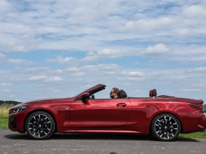 TEST Mercedes CLE Cabriolet verslaat BMW 430i Cabrio met lelijkste accessoire ooit