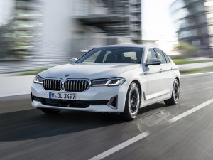 Gefacelifte BMW 5-serie heeft gelukkig geen hazetanden