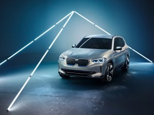 De volledig elektrische BMW iX3 zegt alvast hallo