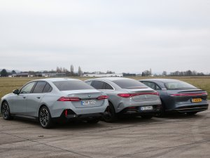 TEST BMW i5, Mercedes EQE, Lucid Air: outsider maakt het twee beroemde merken lastig