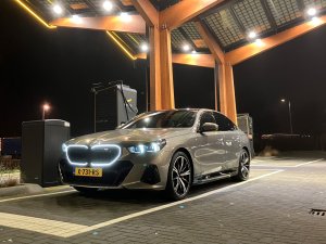 BMW i5: actieradius gemeten bij 100 en 130 km/h