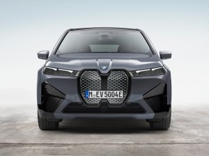 Elektrische BMW iX M60 is sneller dan zijn controversiële schaduw