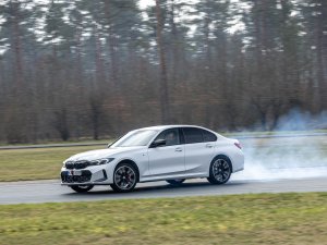 TEST BMW M340d Xdrive maakt gehakt van Nio ET5, maar valt op één punt door de mand