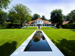 Gespot op Funda: de villa van Jan des Bouvrie. Met daarin 1 miljoen euro aan auto’s