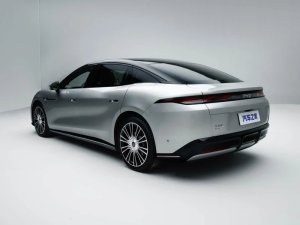 BMW en Mercedes schrikken zich een hoedje van deze nieuwe Chinese EV