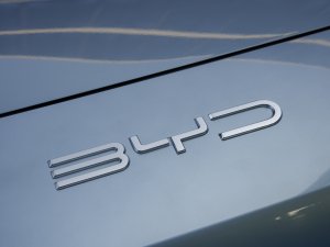 Waarom zijn elektrische auto’s van BYD hier twee keer zo duur (of meer) als in China?