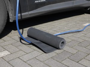 Geen eigen oprit voor je EV? Hier mag je de laadkabel over de stoep leggen