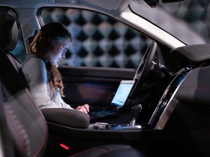 Eén op de vijf Nederlanders doet in de auto iets héél anders dan alleen rijden