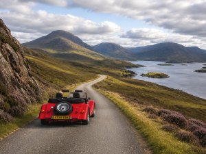 Wie van bochten en Britten houdt, móét met deze auto op vakantie naar Schotland
