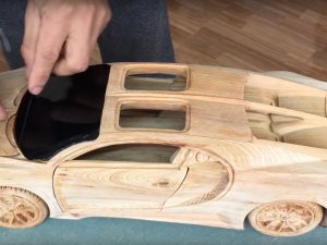 Youtuber zaagt, schuurt en beitelt Bugatti Chiron uit hout