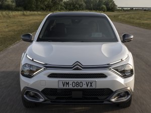 Waarom de elektrische Citroën C4 X wat Polestar 2-trekjes heeft