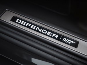 Defender ... Land Rover Defender! Van deze Bond Edition raak je 'shaken ánd stirred'