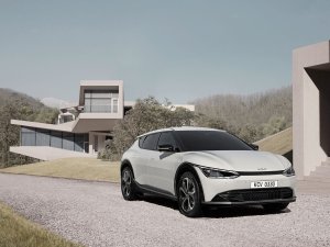 VIDEO - Elektrische Kia EV6 verslaat alle supercars ter wereld (net niet)