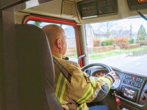 Hoe bestuur je een brandweerauto? Bavo Galama maakt zijn droom waar
