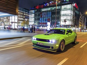 Hier kan geen EV tegenop: nachtbraken met een V8 van BMW en Dodge