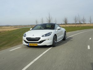 Ezra over zijn Franse coupé met Ferrari-achterruit: 'Mooier dan zo'n standaard-Golfje'