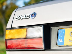 Erik over zijn Saab 900: "In jaren is hij stokoud, maar hij oogt en rijdt als nieuw"
