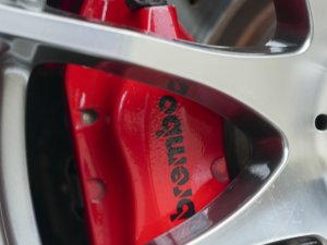 Marc heeft de snelste Fiat ooit en krijgt bewonderende blikken van Ferrari-rijders