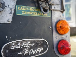 Bavo Galama jaagt op Terschelling op Land Rovers