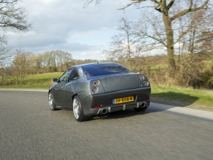 Marc heeft de snelste Fiat ooit en krijgt bewonderende blikken van Ferrari-rijders
