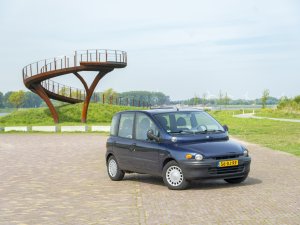 Huh? Iemand heeft vorige maand een nieuwe Fiat Multipla gekocht