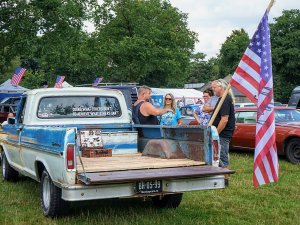 Op deze plek komen Amerikaanse auto's en hunebedden samen