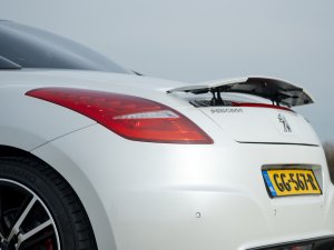 Ezra over zijn Franse coupé met Ferrari-achterruit: 'Mooier dan zo'n standaard-Golfje'