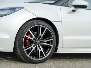 Ezra over zijn Franse coupé met Ferrari-achterruit: 'Mooier dan zo'n standaard-Golfje'