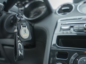 Ezra over zijn Franse coupé met Ferrari-achterruit: 'Mooier dan zo'n standaard-Golfje'