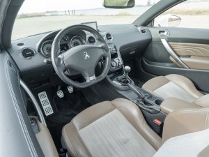 Ezra over zijn Franse coupé met Ferrari-achterruit: 'Mooier dan zo'n standaard-Golfje'